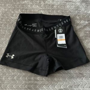 NWT - Women’s Under Amour heatgear shorts. Size Small/P/CH